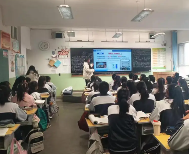 系统缺乏对个性化发展的重视虽新增数字化跨学科相关课程 系统缺乏对个性化发展的重视虽新增数字化跨学科相关课程