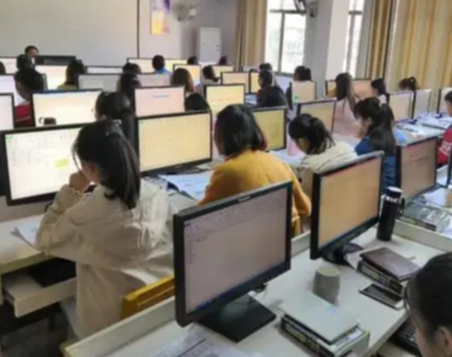 深耕课堂教育专心个性化教导为学生生长筑牢师资根基