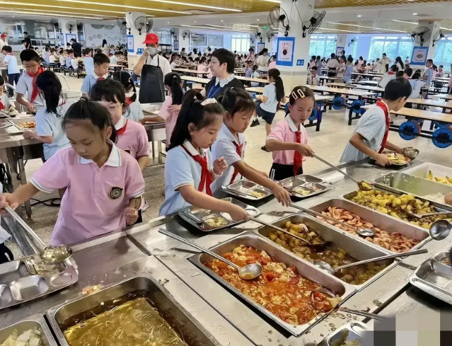 簇新途上标注着对应班级学生下车后便可沿着专属通道直达学校